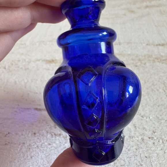 Vintage Victrylite Cobalt Blue Glass Crown Bottle - Made in Italy - Picture 5 of 10